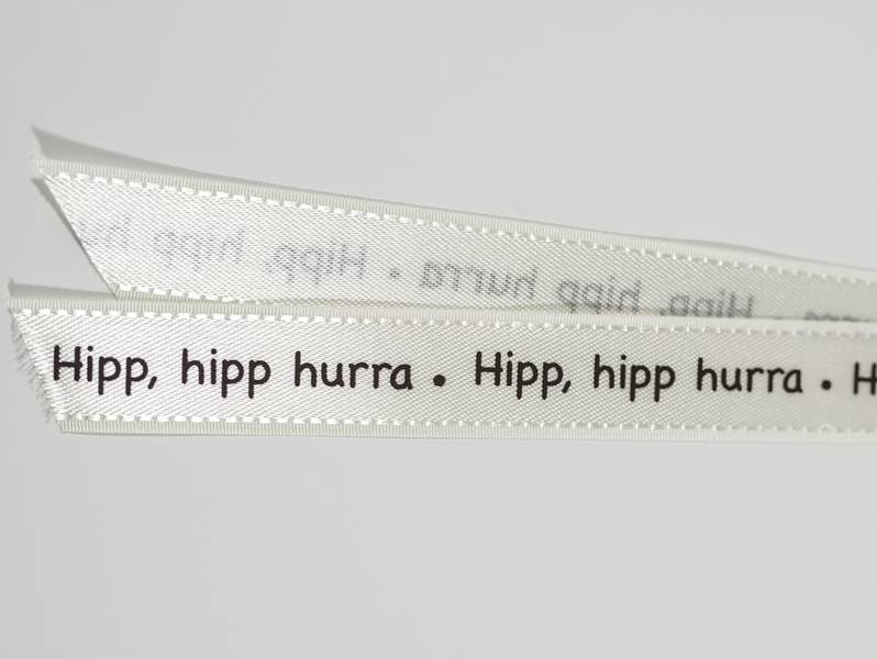 Silkebånd - Hipp, hipp hurra - Krem - 16 mm - Metervare 